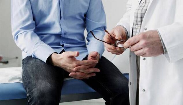 lékař dává doporučení pacientovi s prostatitidou