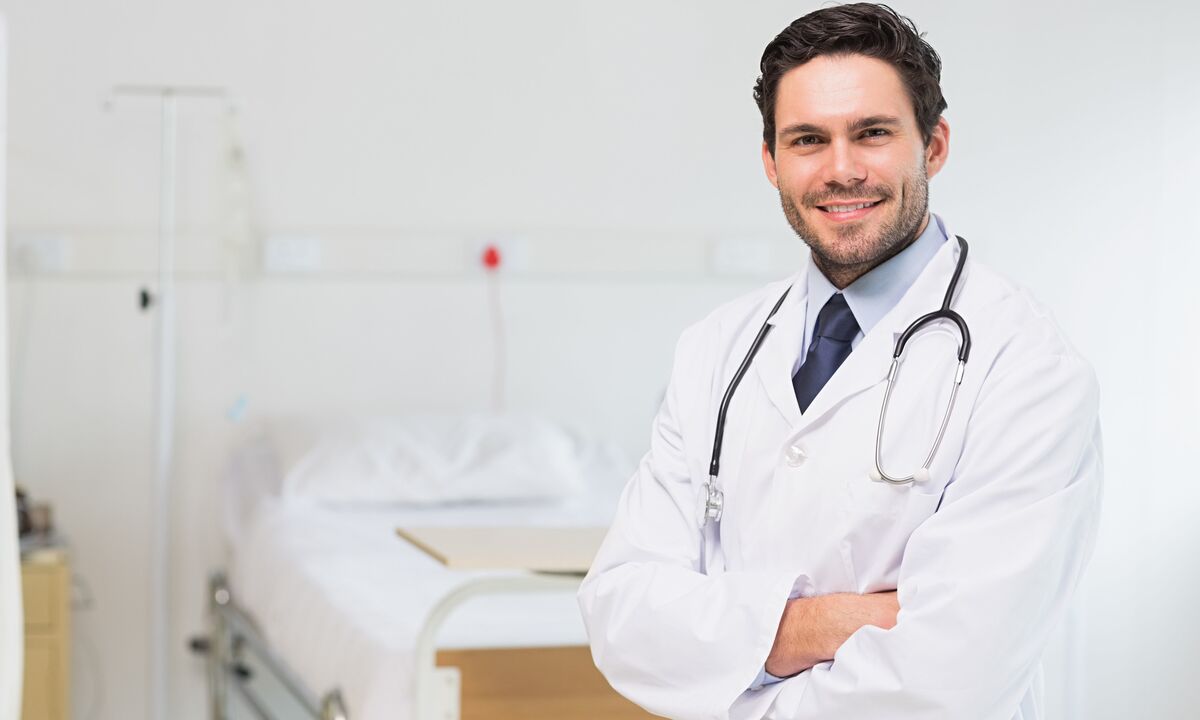 Lékař předepisuje léky na léčbu prostatitidy na základě výsledků analýz